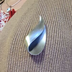 Silver Teardrop Fashion Brooch - Elegant Women's Accessory